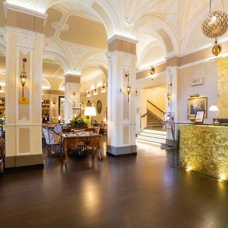 Hotel Bernini Palace Флоренция Экстерьер фото The lobby of the hotel