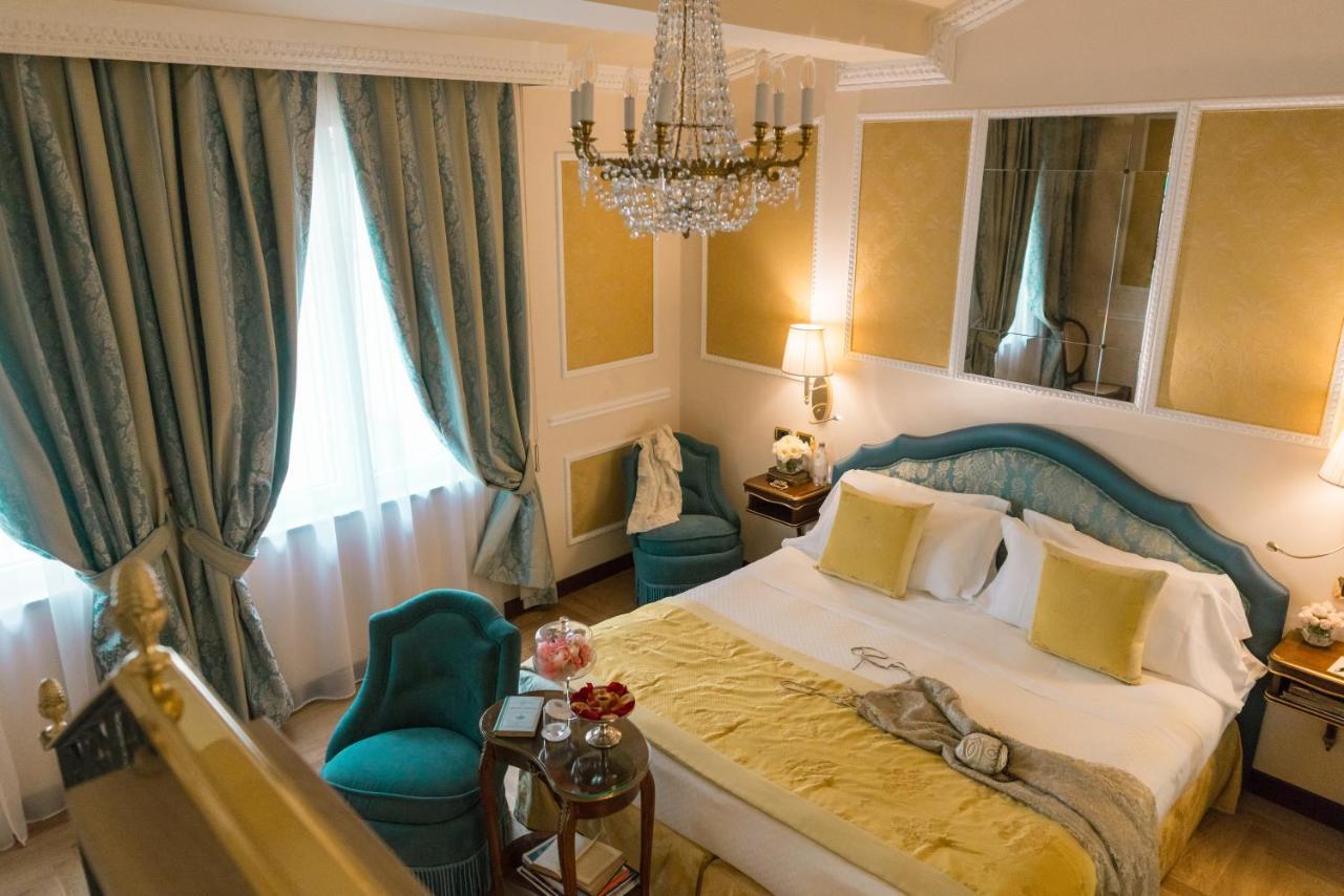 Hotel Bernini Palace Флоренция Экстерьер фото A room at the hotel