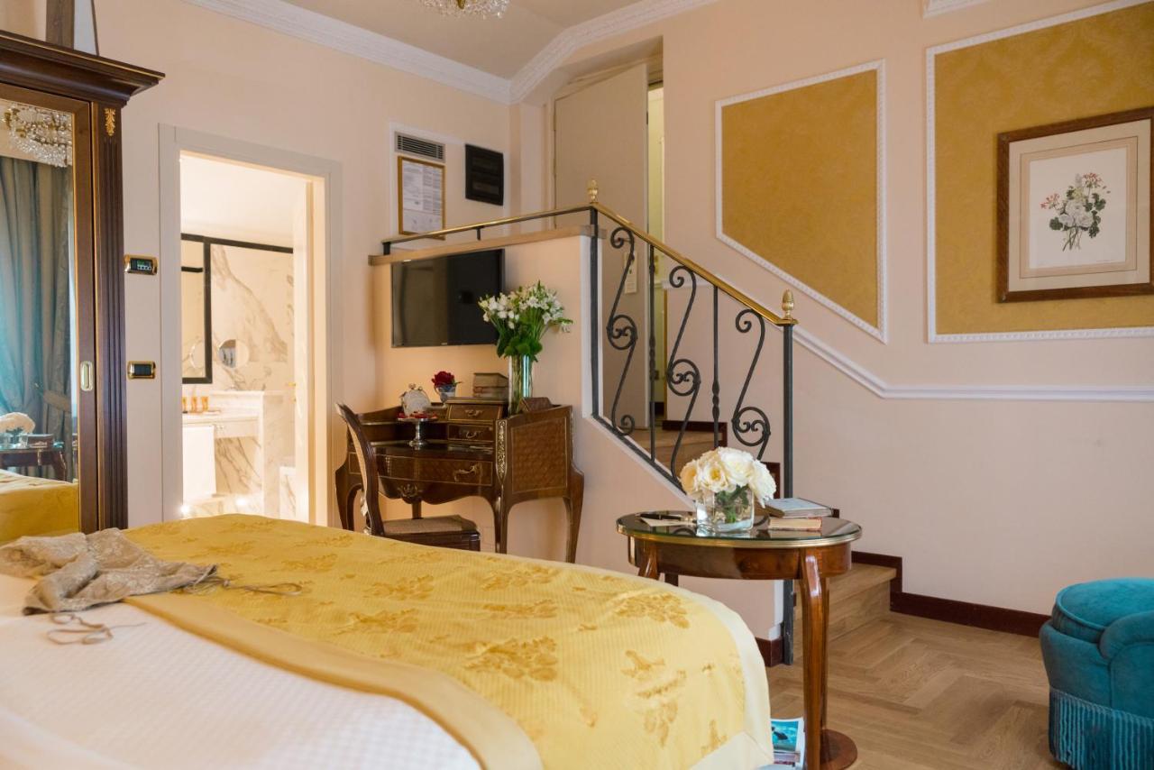 Hotel Bernini Palace Флоренция Экстерьер фото A suite at the hotel