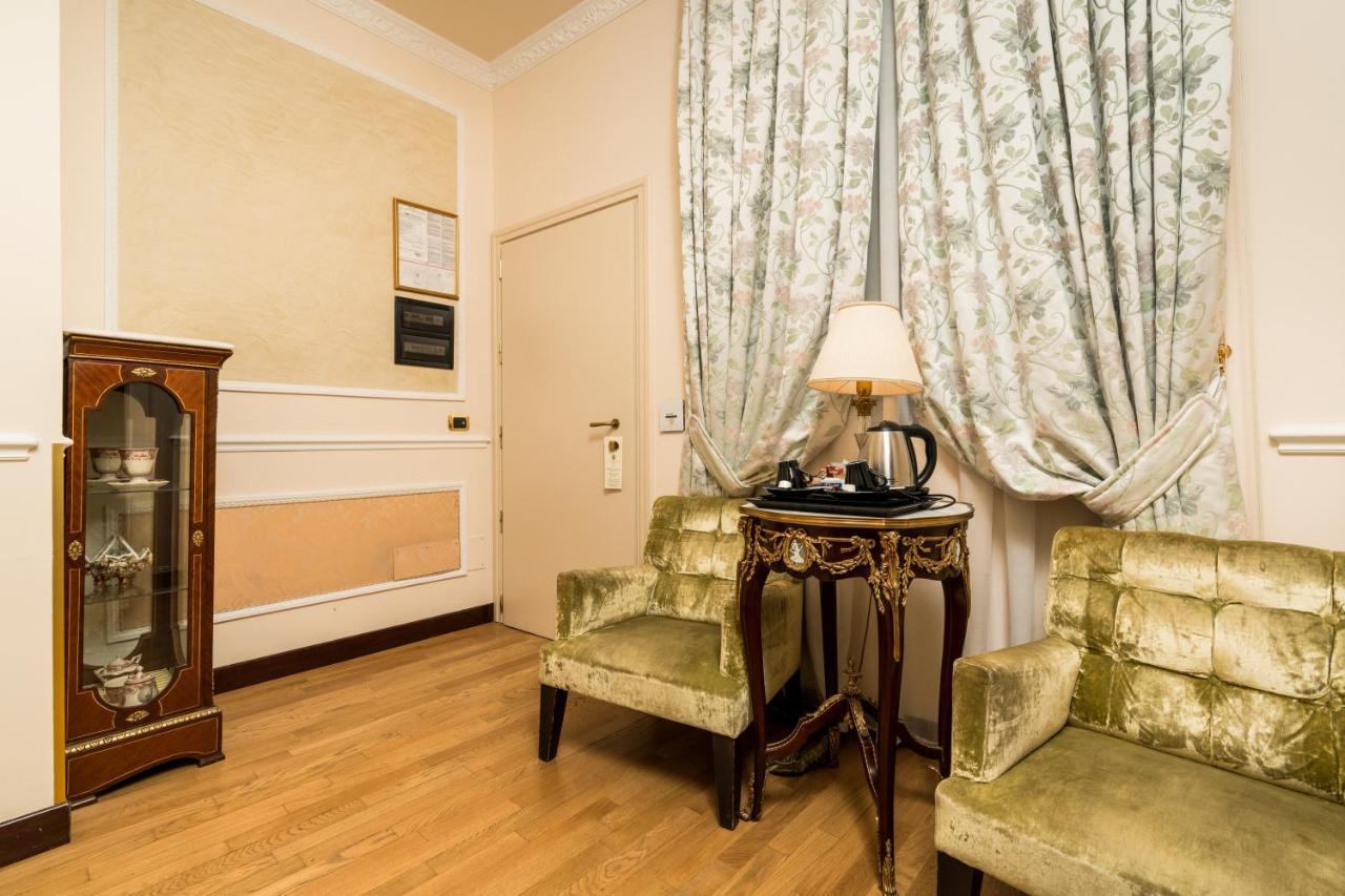 Hotel Bernini Palace Флоренция Экстерьер фото A room at the hotel
