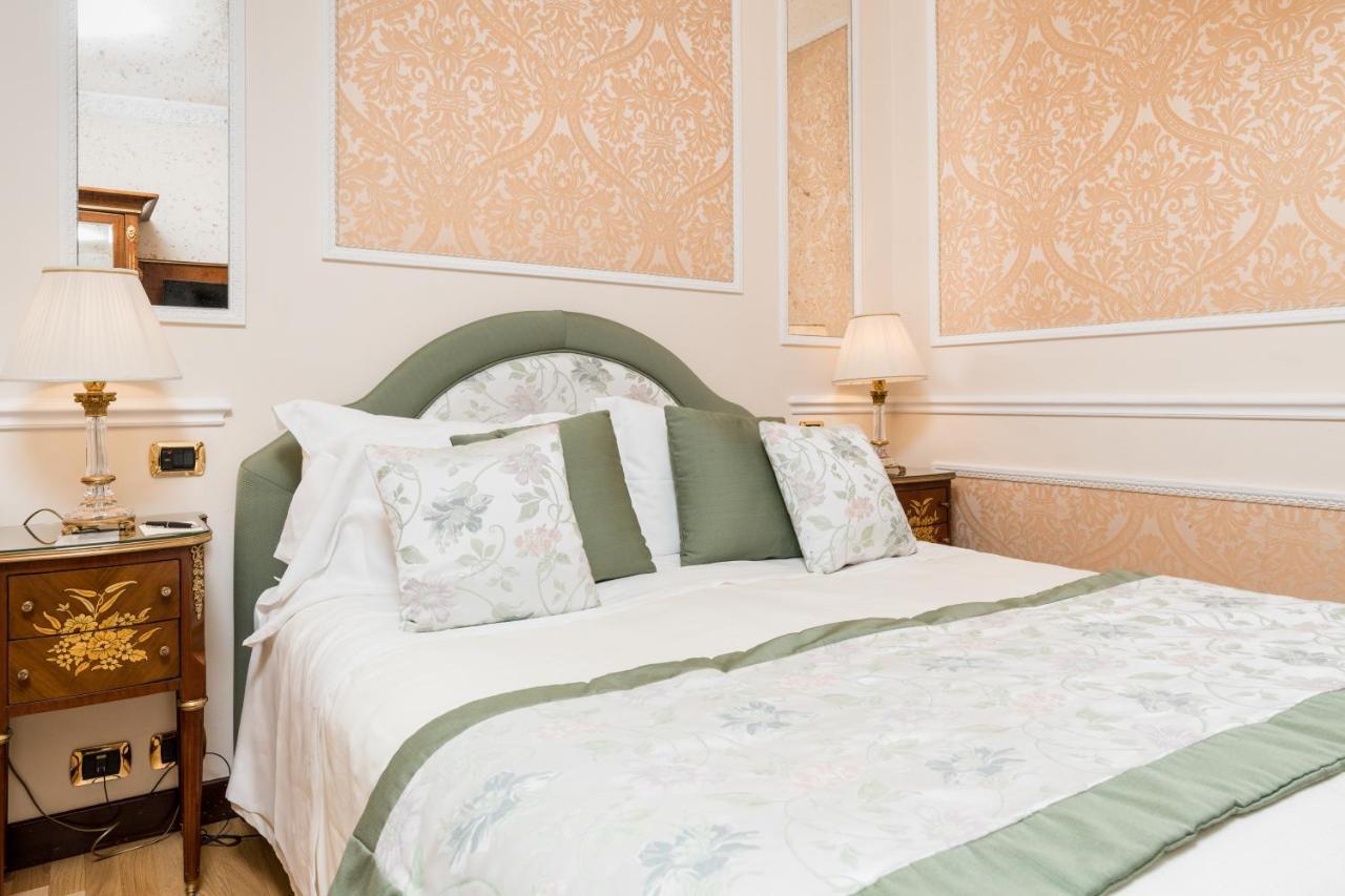 Hotel Bernini Palace Флоренция Экстерьер фото A bedroom at the hotel