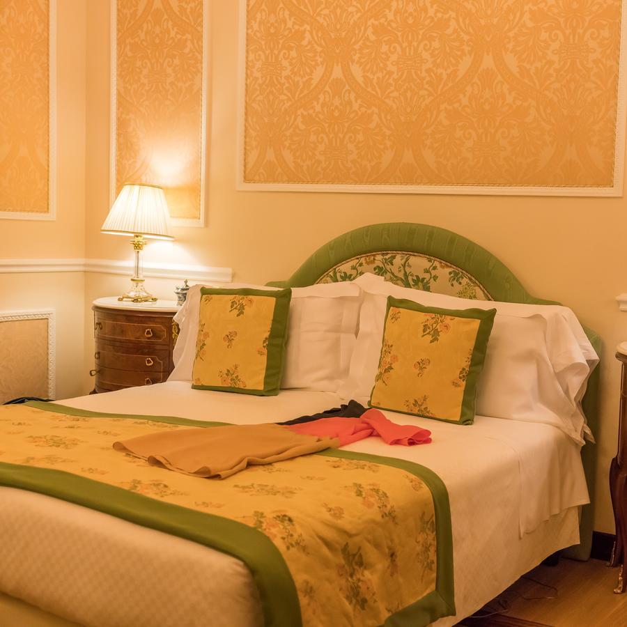 Hotel Bernini Palace Флоренция Экстерьер фото A bedroom at the hotel