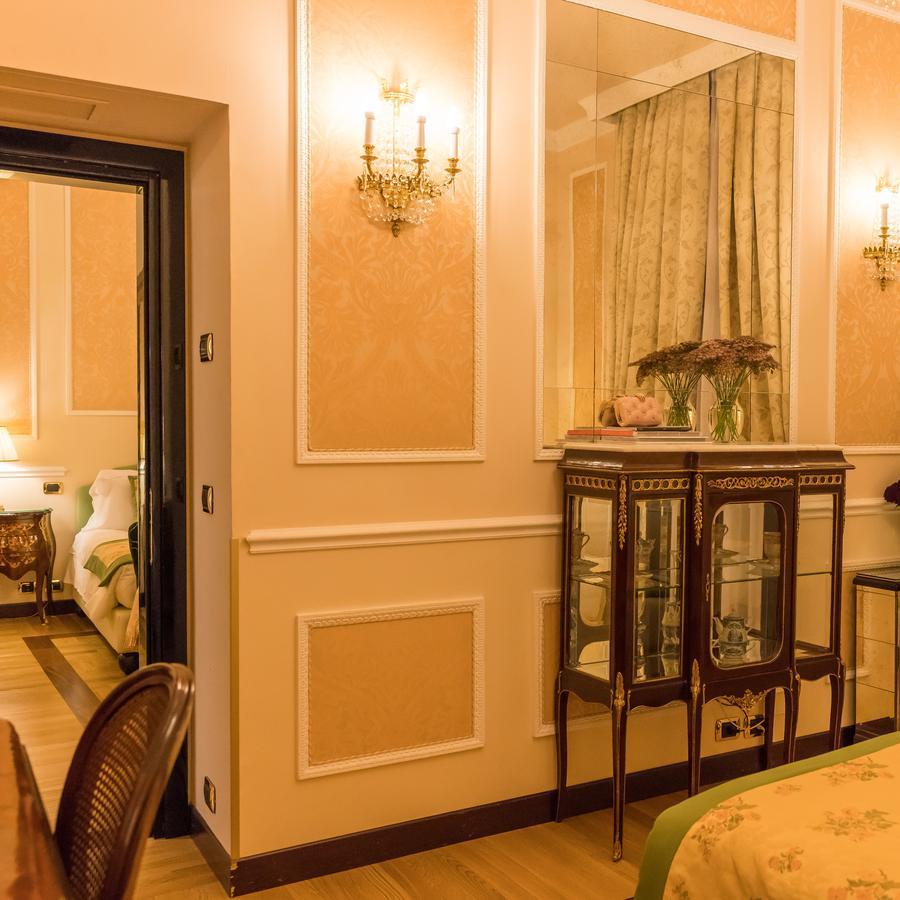 Hotel Bernini Palace Флоренция Экстерьер фото A suite at the hotel