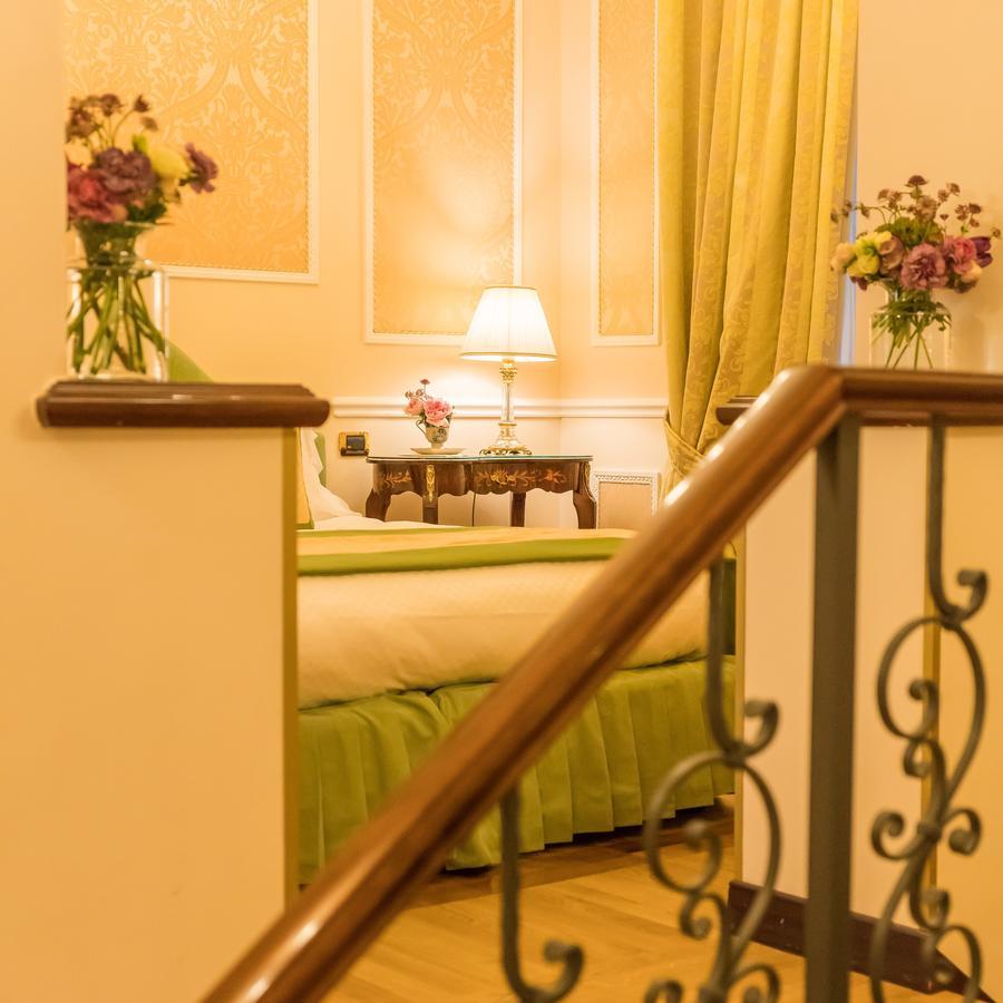 Hotel Bernini Palace Флоренция Экстерьер фото A room at the hotel