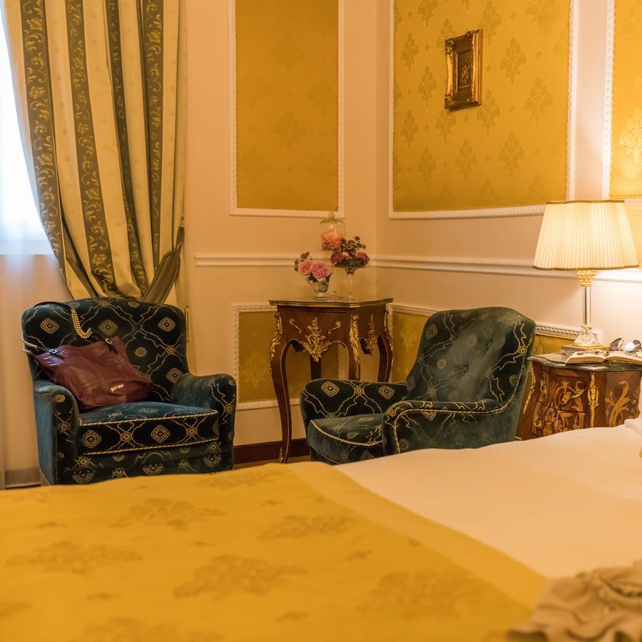 Hotel Bernini Palace Флоренция Экстерьер фото A room at the hotel