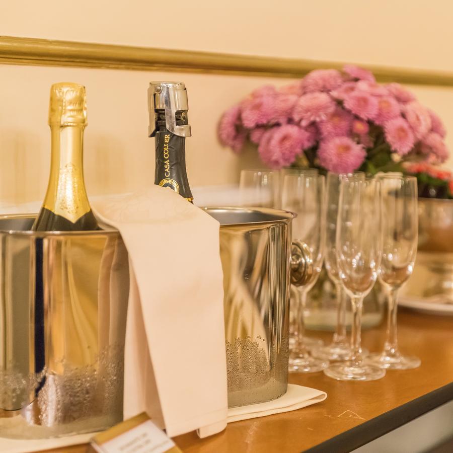 Hotel Bernini Palace Флоренция Экстерьер фото A bottle of champagne in a cooler