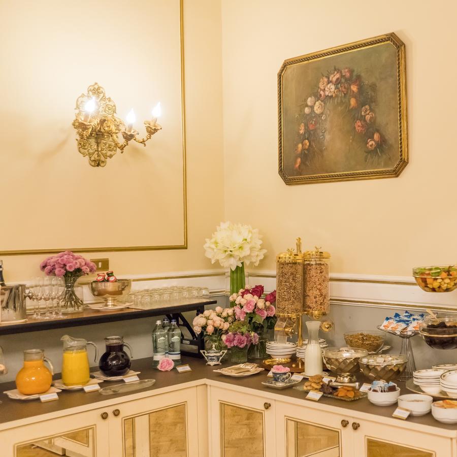 Hotel Bernini Palace Флоренция Экстерьер фото A typical afternoon tea at the Ritz