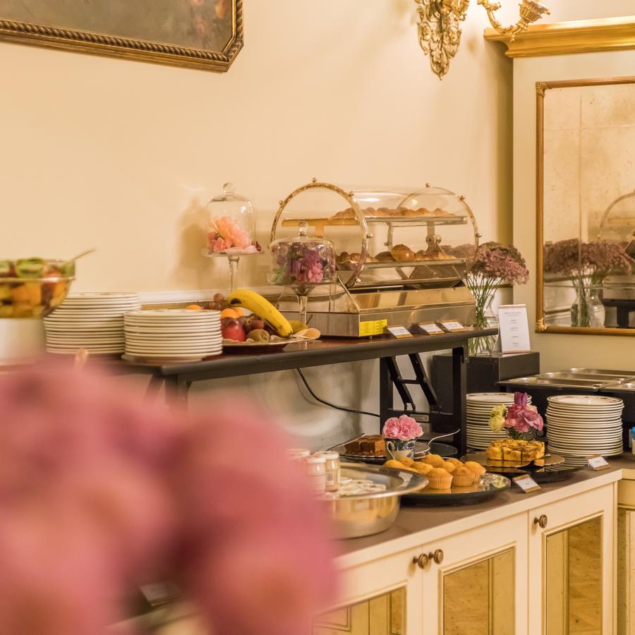 Hotel Bernini Palace Флоренция Экстерьер фото A buffet at a hotel