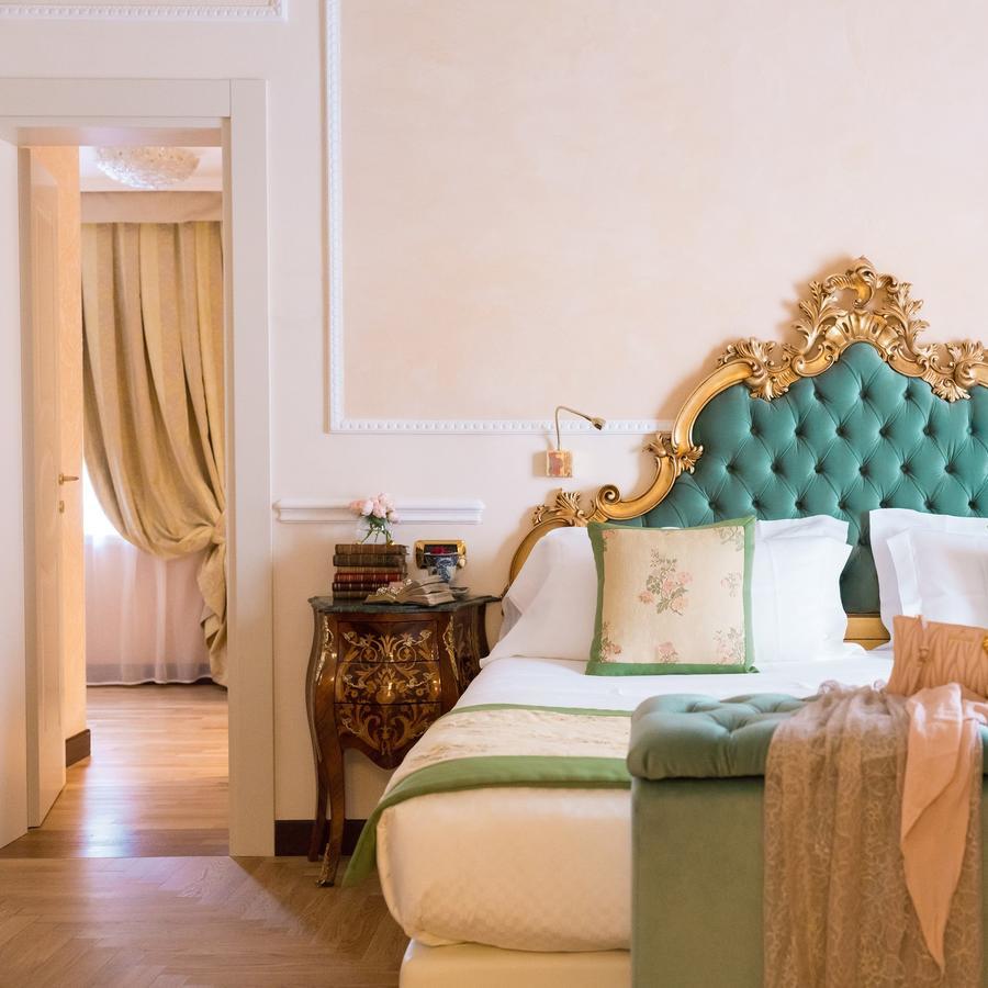 Hotel Bernini Palace Флоренция Экстерьер фото A room at the hotel