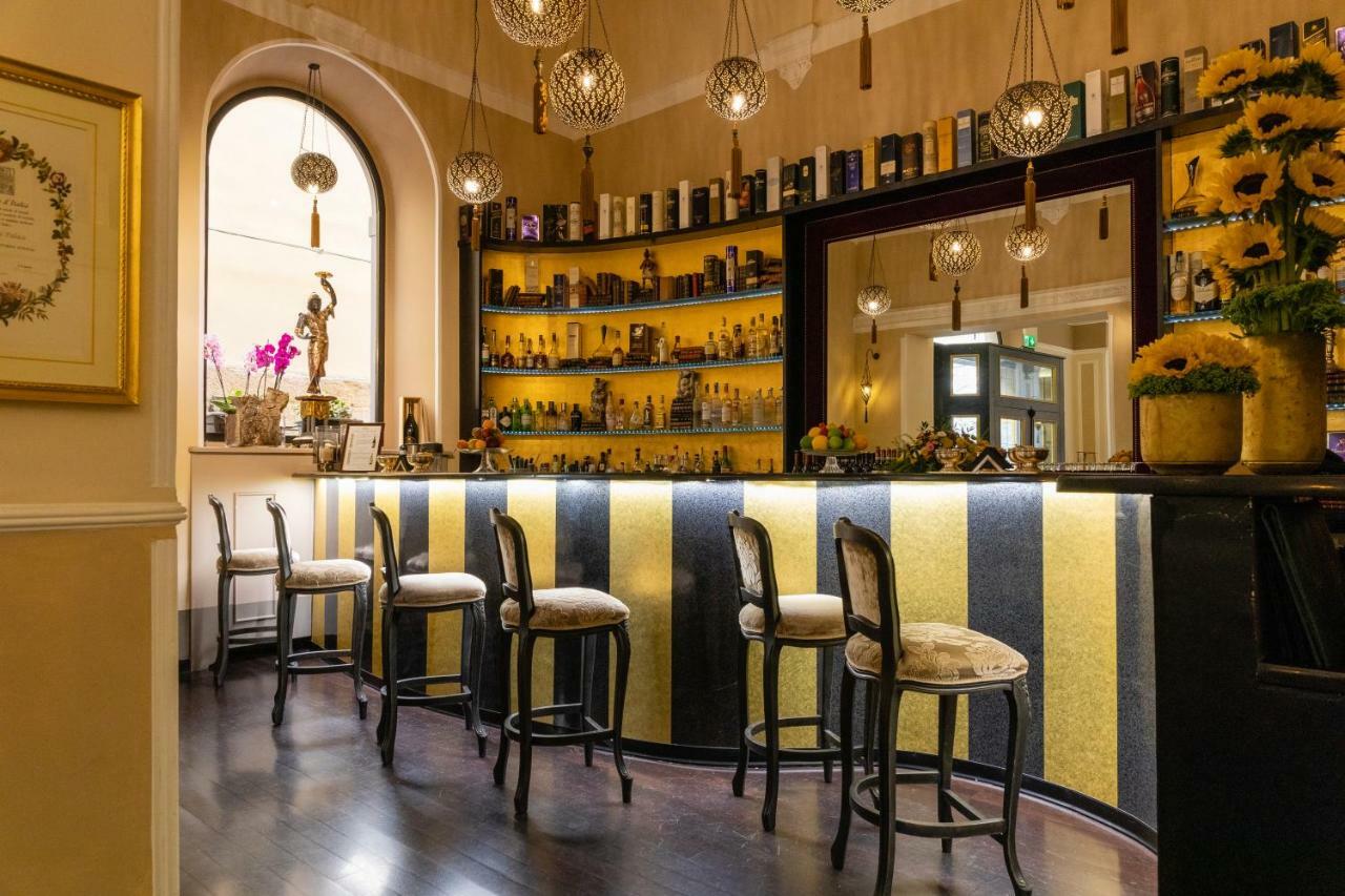 Hotel Bernini Palace Флоренция Экстерьер фото The bar at the hotel